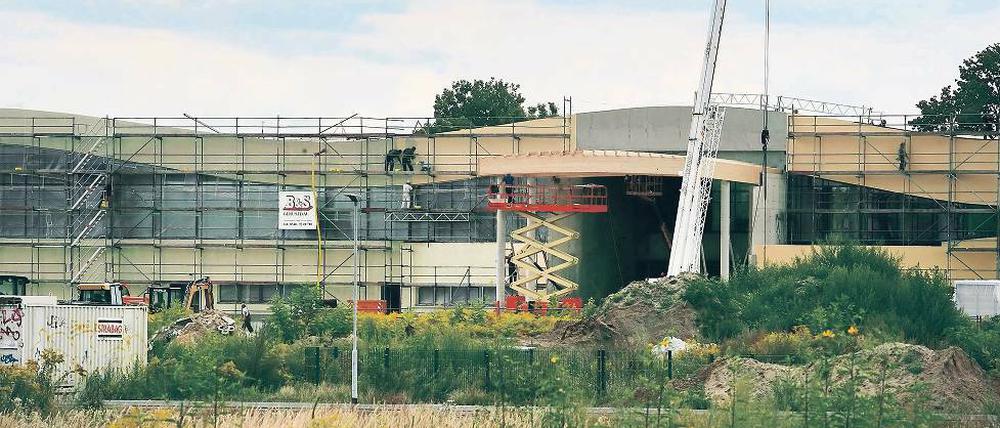 Dauerbaustelle. Einige Bauarbeiter waren am gestrigen Freitag an der Fassade der Blütentherme beschäftigt. Manche Baufirmen seien aber bereits abgesprungen.