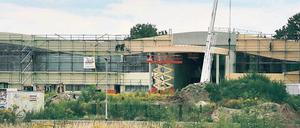 Dauerbaustelle. Einige Bauarbeiter waren am gestrigen Freitag an der Fassade der Blütentherme beschäftigt. Manche Baufirmen seien aber bereits abgesprungen.