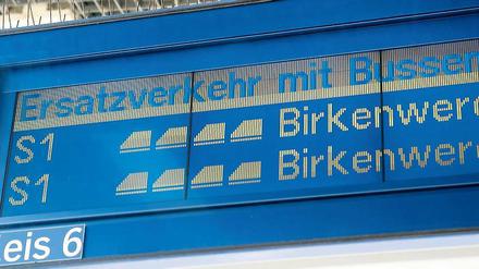 Nicht schön, aber wahr. Knapp drei Wochen lang heißt es für Pendler und andere Fahrgäste auf dem Weg nach Berlin: am S-Bahnhof Griebnitzsee aussteigen. Erst ab dem Bahnhof Berlin-Wannsee rollt die S-Bahn der Linie 1 wieder.