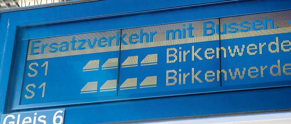 Nicht schön, aber wahr. Knapp drei Wochen lang heißt es für Pendler und andere Fahrgäste auf dem Weg nach Berlin: am S-Bahnhof Griebnitzsee aussteigen. Erst ab dem Bahnhof Berlin-Wannsee rollt die S-Bahn der Linie 1 wieder.