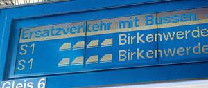 Nicht schön, aber wahr. Knapp drei Wochen lang heißt es für Pendler und andere Fahrgäste auf dem Weg nach Berlin: am S-Bahnhof Griebnitzsee aussteigen. Erst ab dem Bahnhof Berlin-Wannsee rollt die S-Bahn der Linie 1 wieder.