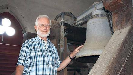 Pünktlicher Glockenschlag. Martin Dojé mit der Geltower Glocke.
