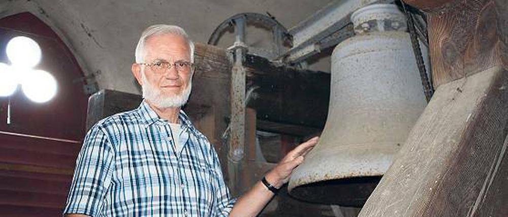 Pünktlicher Glockenschlag. Martin Dojé mit der Geltower Glocke.