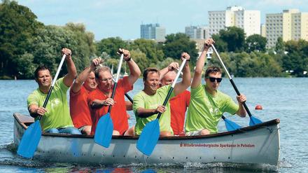 Als die Sonne noch schien. Brandenburgs Fiananzminister Christian Görke (2.v.r.) am 11. August auf dem Templiner See, wo er mit Potsdamer Kanuten zu seiner „Sommertour“ startete.