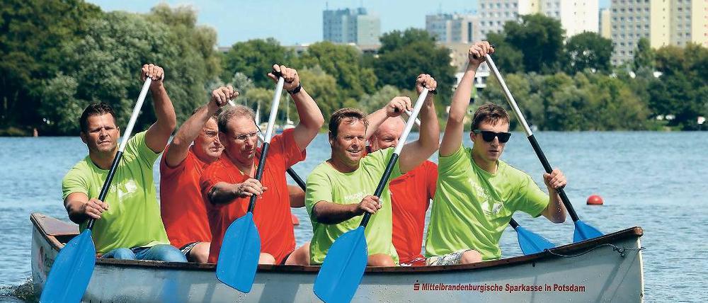 Als die Sonne noch schien. Brandenburgs Fiananzminister Christian Görke (2.v.r.) am 11. August auf dem Templiner See, wo er mit Potsdamer Kanuten zu seiner „Sommertour“ startete.