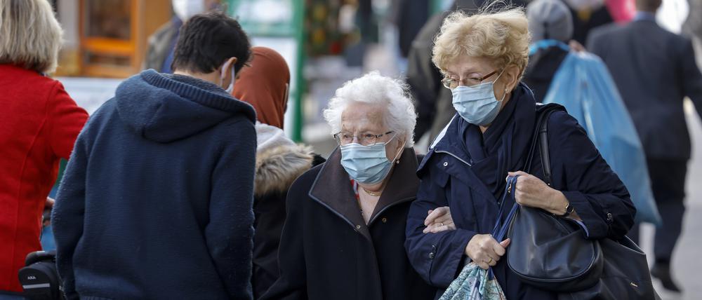 Neue Normalität. Die Maske gehört seit Monaten dazu. Viele aber sehnen sich nach ihrem alten Alltag. 