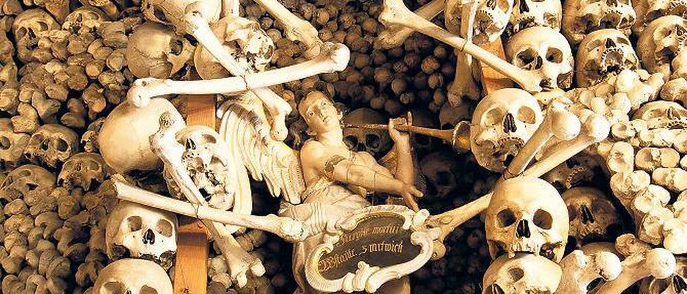 Umgeben von den Resten der Sterblichen. Der Erzengel Gabriel mit seiner Trompete, mit der er am Tag des Jüngsten Gerichts die Toten weckt, in der Knochenkapelle im polnischen Czermna.