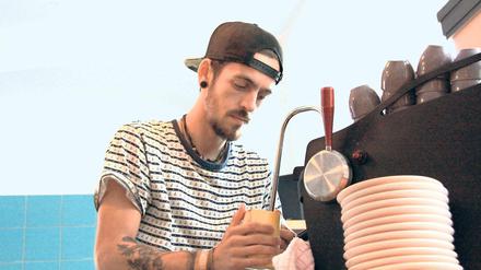 Nicht einfach nur kochen. Für den Potsdamer Patrick Berger ist Kaffee eine Leidenschaft. Am Bassinplatz hat der 29-Jährige nun mit „Buena Vida Coffee Club“ sein eigenes Café eröffnet.