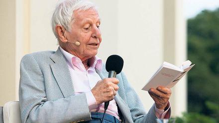 Wenn Herr Zett spricht. Dann liest Hans Magnus Enzensberger aus seinem aktuellen Buch, wie hier am Freitag bei der Eröffnung des Literaturfestivals „lit:potsdam“ in der Villa Jacobs für rund 400 Zuhörer.