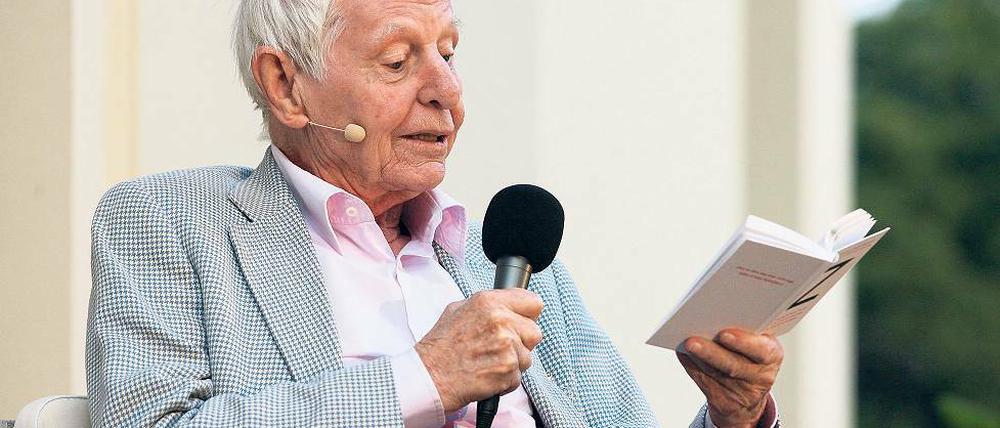 Wenn Herr Zett spricht. Dann liest Hans Magnus Enzensberger aus seinem aktuellen Buch, wie hier am Freitag bei der Eröffnung des Literaturfestivals „lit:potsdam“ in der Villa Jacobs für rund 400 Zuhörer.