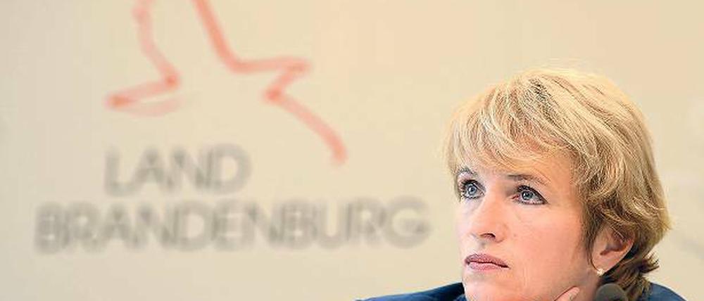 Mehr oder weniger als vorher? Brandenburgs Bildungsministerin, Martina Münch (SPD), hält offenbar nicht viel von einfachen Rechenaufgaben – zumindest nicht, wenn es um die Zahl der Lehrer im Land geht.