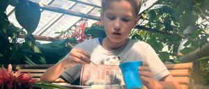 Erst entdecken, dann malen. Der elfjährige Moritz beim Malworkshop im Aquarienhaus im Botanischen Garten.