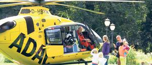 Ungewöhnlich. Neugierige bestaunen den ADAC-Hubschrauber.