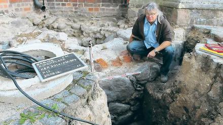 Mittelalter-Mauer. Archäologe Michael Böhm bei der Grabung.