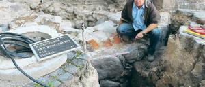 Mittelalter-Mauer. Archäologe Michael Böhm bei der Grabung.