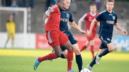Wenig durchgelassen. Severin Mihm (M.), hier im Zweikampf mit dem Neustrelitzer Kevin Weidlich, gehörte wieder zu den besten Babelsbergern. Er lief dieses Mal auf der linken Abwehrseite auf. Leon Hellwig (r., SVB) beobachtet das Geschehen.