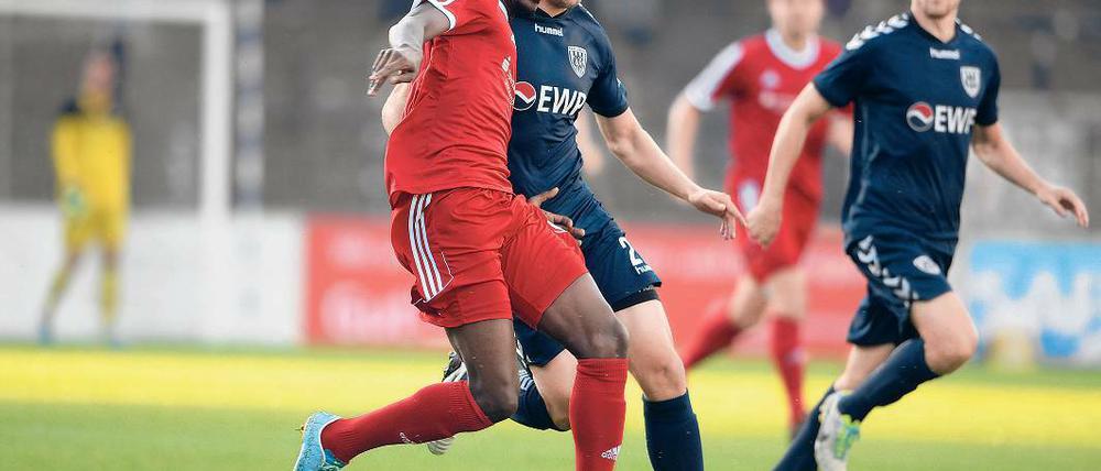Wenig durchgelassen. Severin Mihm (M.), hier im Zweikampf mit dem Neustrelitzer Kevin Weidlich, gehörte wieder zu den besten Babelsbergern. Er lief dieses Mal auf der linken Abwehrseite auf. Leon Hellwig (r., SVB) beobachtet das Geschehen.