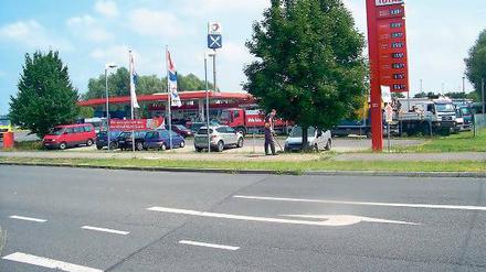 Oldie. Der Mitte der 90er gebaute Autohof gehört zu den ältesten des Total-Konzerns. Er liegt direkt zwischen Autobahn und Bundesstraße.