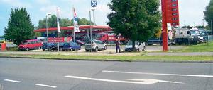 Oldie. Der Mitte der 90er gebaute Autohof gehört zu den ältesten des Total-Konzerns. Er liegt direkt zwischen Autobahn und Bundesstraße.