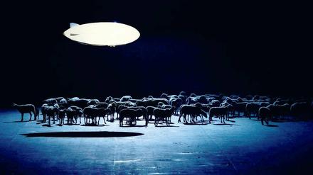 Der Mond ist aufgegangen. Schafe und ein Zeppelin in Louis Andriessens Musiktheater „De Materie“, inszeniert von Heiner Goebbels.