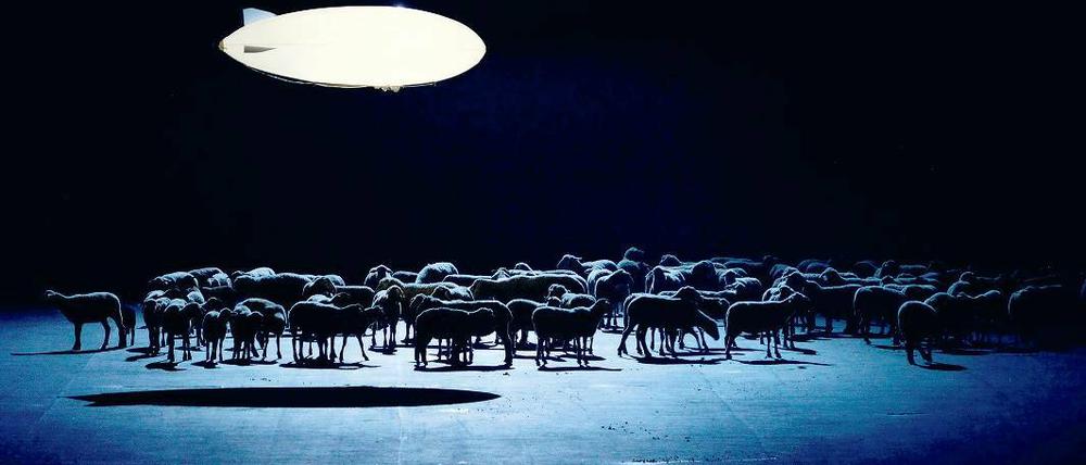 Der Mond ist aufgegangen. Schafe und ein Zeppelin in Louis Andriessens Musiktheater „De Materie“, inszeniert von Heiner Goebbels.