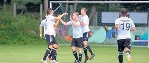 War wieder da und traf wieder. Patrick Moritz (2. v. r.) zirkelte mal wieder einen Freistoß ins Tor und hielt mit diesem Treffer zum 1:1 das Spiel für den FSV wieder offen.