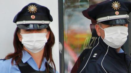 Einsatz in Berlin-Prenzlauer Berg: Wegen des Verdachts auf Ebola bei einer Kundin im Jobcenter waren zahlreiche Beamte von Polizei und Feuerwehr im Großeinsatz.