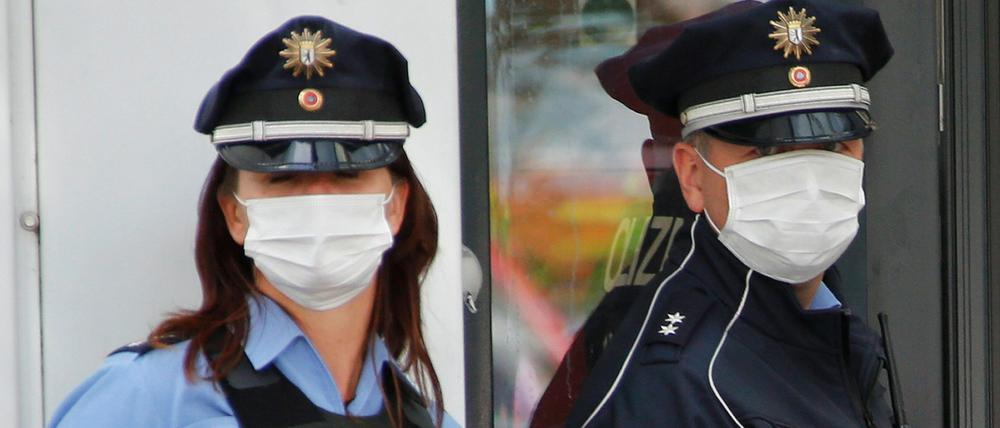 Einsatz in Berlin-Prenzlauer Berg: Wegen des Verdachts auf Ebola bei einer Kundin im Jobcenter waren zahlreiche Beamte von Polizei und Feuerwehr im Großeinsatz.