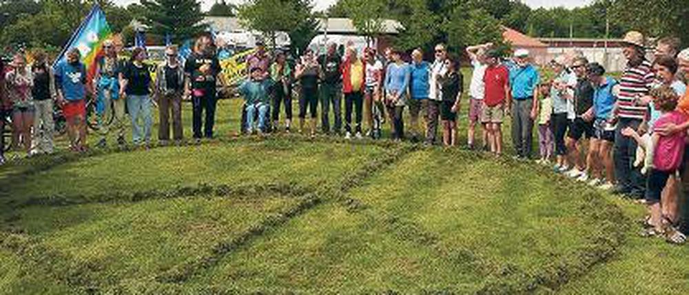 Friede. Die Pazifisten legten in Geltow ein Peace-Zeichen aus Grashalmen.