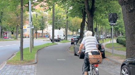 Vorfahrt für Radler. Die Nebenfahrbahn der Berliner Straße ist ab dem heutigen Freitag Fahrradstraße – die Verkehrsschilder sind bereits aufgestellt und werden dann enthüllt. Eine erste Fahrradstraße gibt es seit dem Sommer 2013 am Park Babelsberg.