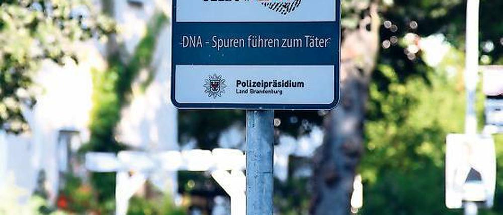 Dieb, bleib weg. An der Rammrath-Brücke warnt die Gemeinde Einbrecher davor, dass DNA-Spuren zum Täter führen. Kleinmachnow zählt in Brandenburg zu einer der Einbruchshochburgen. Im ersten Halbjahr 2014 schlugen sie bereits 59-mal zu.