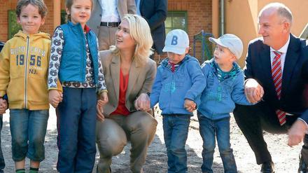 Prominenz bei Sonnenkindern. Bundesfamilienministerin Manuela Schwesig und Ministerpräsident Dietmar Woidke (beide SPD) besuchten die Kita und versprachen mehr Geld.