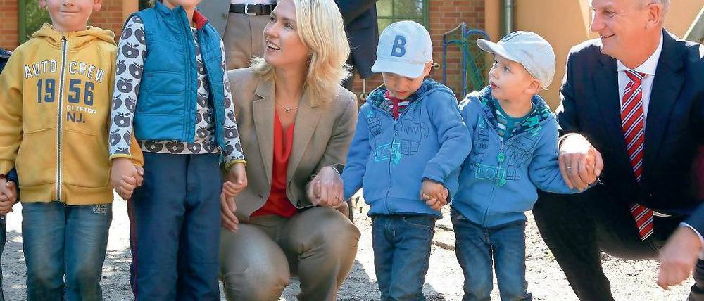 Prominenz bei Sonnenkindern. Bundesfamilienministerin Manuela Schwesig und Ministerpräsident Dietmar Woidke (beide SPD) besuchten die Kita und versprachen mehr Geld.