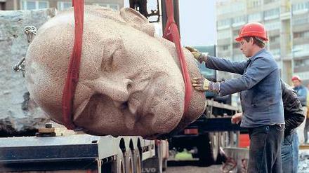 Geköpft. Im November 1991 wurde das Lenin-Denkmal in Berlin-Friedrichshain demontiert.
