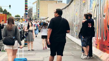 Wo geht’s denn hier zum Hostel? Auch an der East Side Gallery sind viele Touristen unterwegs.