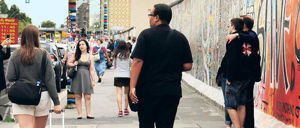 Wo geht’s denn hier zum Hostel? Auch an der East Side Gallery sind viele Touristen unterwegs.
