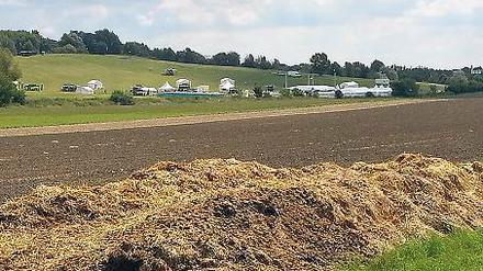 Die Klänge im Heuhaufen. Während vorne noch geräumt wird, wird hinten schon aufgebaut.