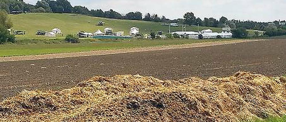 Die Klänge im Heuhaufen. Während vorne noch geräumt wird, wird hinten schon aufgebaut.