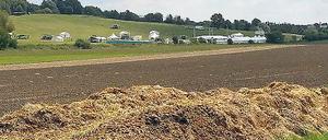 Die Klänge im Heuhaufen. Während vorne noch geräumt wird, wird hinten schon aufgebaut.