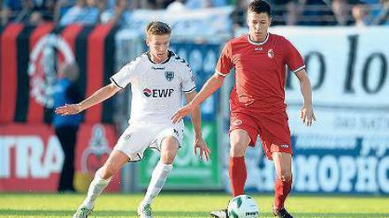 Defensivstark. Leon Hellwig (l., hier gegen Christian Skoda vom Berliner AK) wurde mit Optik Rathenow Pokalsieger und wechselte im Juni zum SV Babelsberg 03.