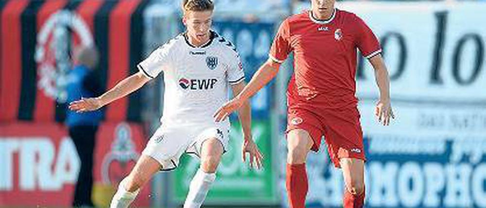 Defensivstark. Leon Hellwig (l., hier gegen Christian Skoda vom Berliner AK) wurde mit Optik Rathenow Pokalsieger und wechselte im Juni zum SV Babelsberg 03.