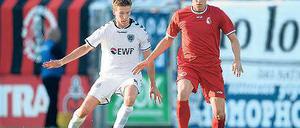 Defensivstark. Leon Hellwig (l., hier gegen Christian Skoda vom Berliner AK) wurde mit Optik Rathenow Pokalsieger und wechselte im Juni zum SV Babelsberg 03.