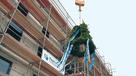 Fix gebaut. Richtfest nur drei Monate nach der Grundsteinlegung.