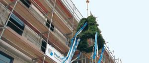 Fix gebaut. Richtfest nur drei Monate nach der Grundsteinlegung.