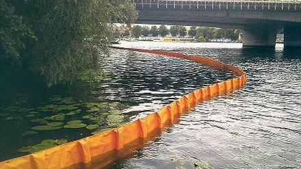 Vorsichtsmaßnahme. Die Wasserwacht errichtete eine Ölsperre.
