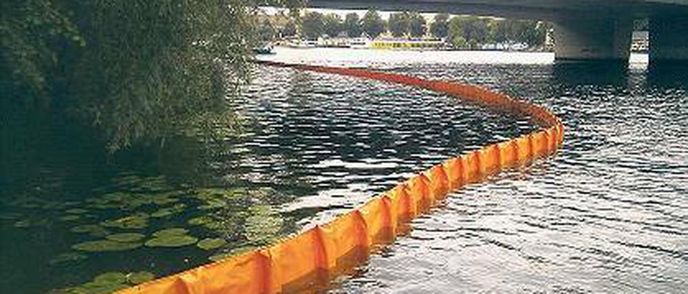 Vorsichtsmaßnahme. Die Wasserwacht errichtete eine Ölsperre.