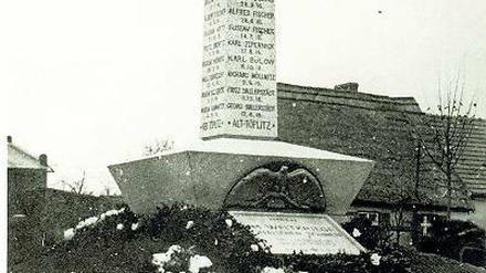 Abgerissen. Das alte Kriegerdenkmal auf dem Töplitzer Dorfplatz.