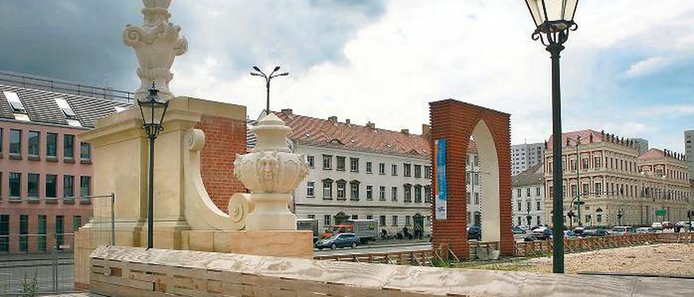 Baulücke im Zentrum. Die Garnisonkirchenstiftung will in der Breiten Straße den Turm der im Krieg beschädigten und zu DDR-Zeiten gesprengten Garnisonkirche als Versöhnungszentrum wiederaufbauen. Für ein Bürgerbegehren zur Auflösung der Stiftung hatten mehr als 14 000 Potsdamer unterschrieben.