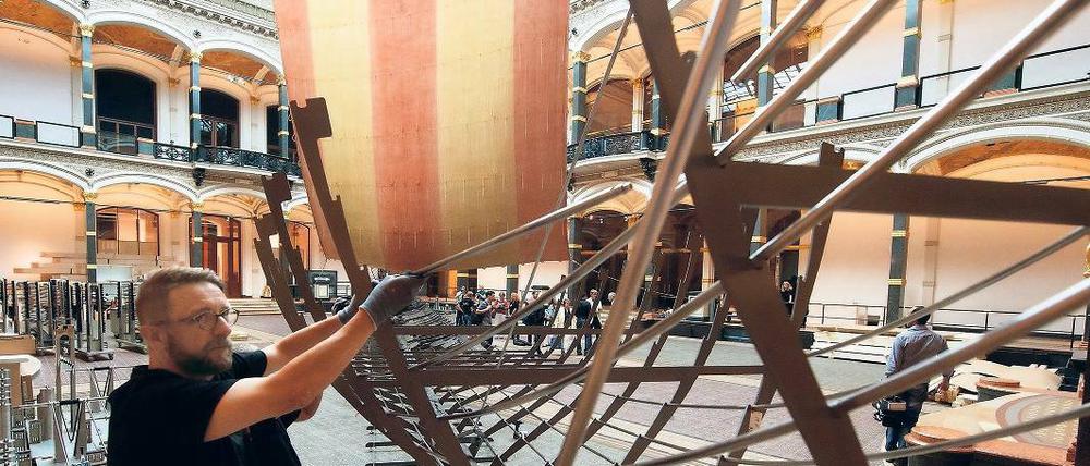 Reisefähig. Die Roskilde 6 wird im Gropius-Bau aufgestellt.