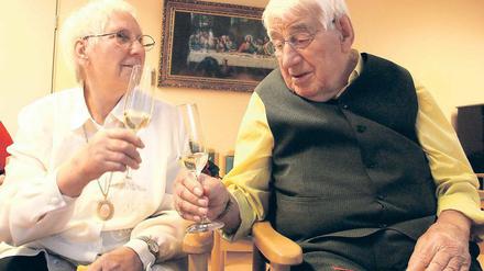 Mit Briefen fing es an. Hans und Rosa Peuten sind 65 Jahre verheiratet.